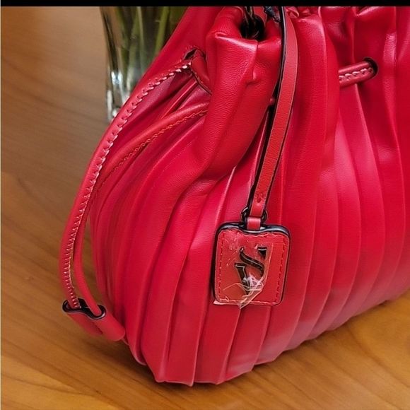 Simple Vera Wang Pleated Vegan Leather 👜 - Picture 2 of 5